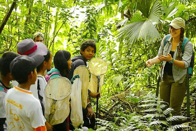 Students learning about wildlife during a class tour